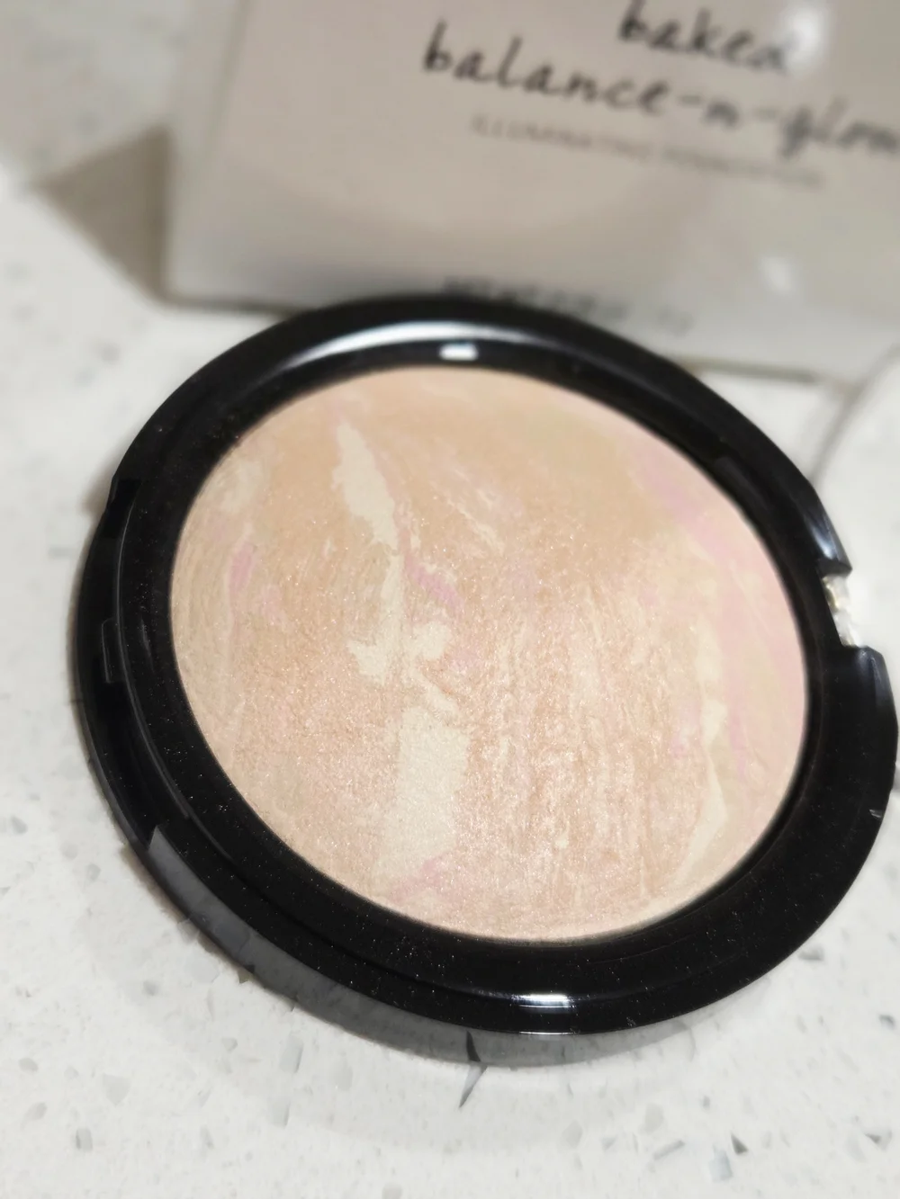 Laura Geller Baked Balance-N-Glow Illuminating Foundation - PORCELAIN